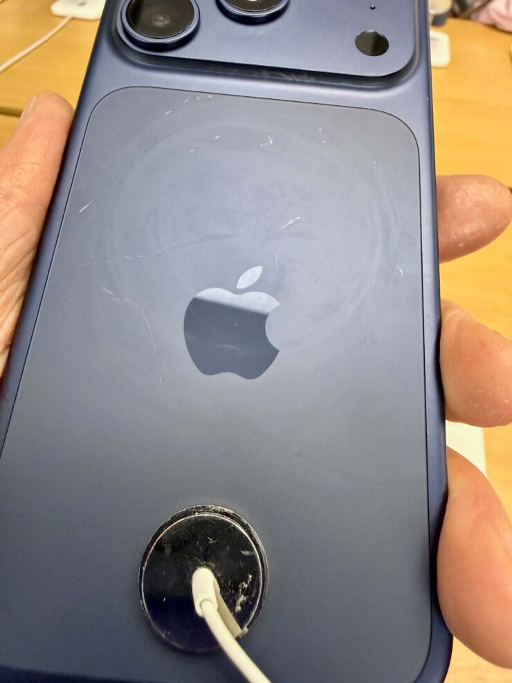 Apple объяснила, почему могут царапаться iPhone 17 Pro и iPhone 17 Pro Max. Следы от MagSafe — это не царапины. Их можно убрать. Изображение: cultofmac.com. Фото.