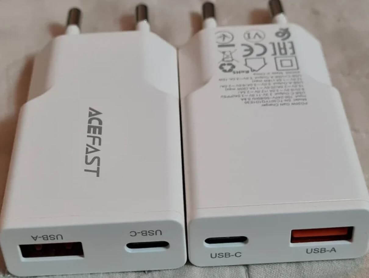 Зарядное устройство с двумя USB. Отличная зарядка для тех, кому нужен компактный функциональный адаптер. Фото.