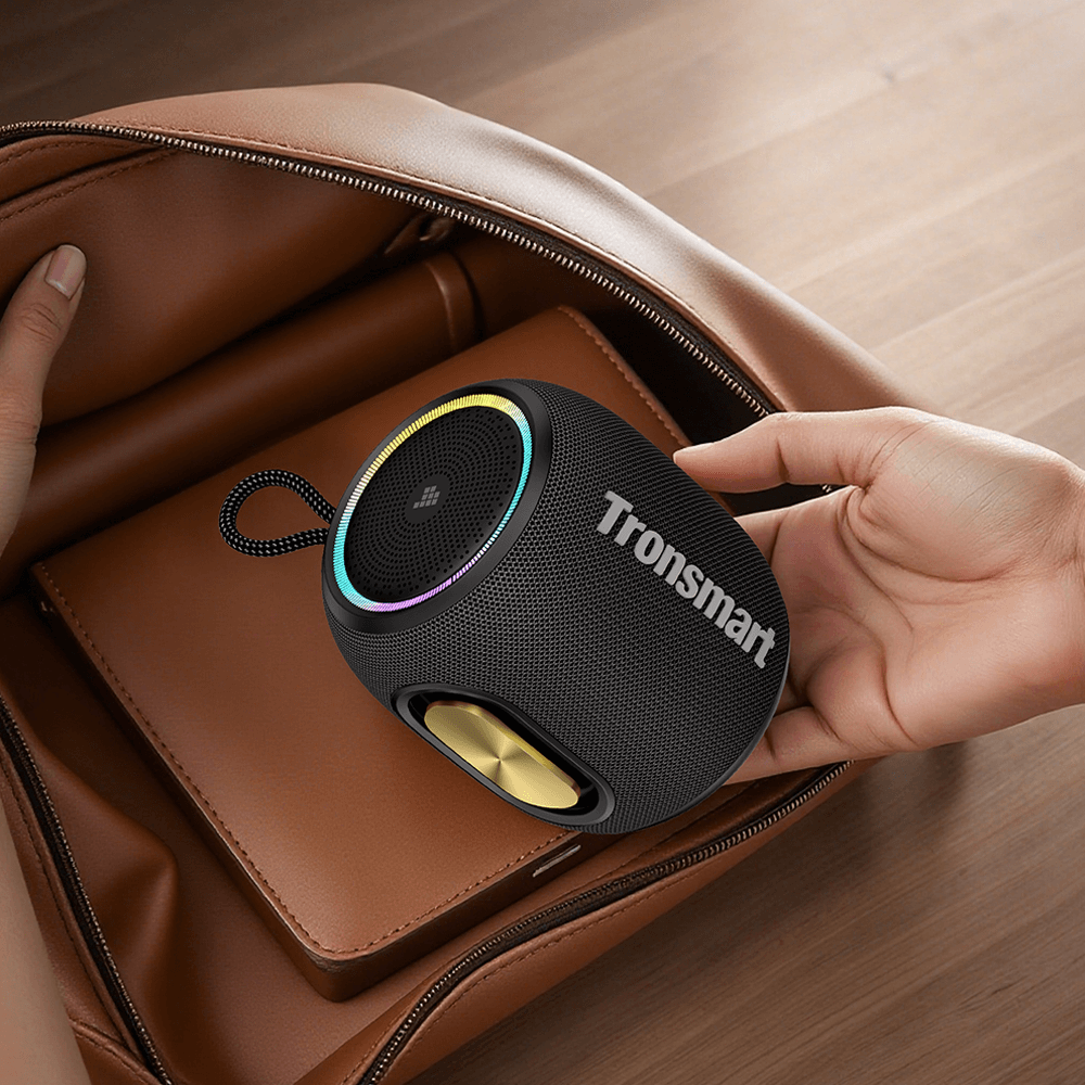 Колонка портативная с Bluetooth. Самая маленькая модель в линейке легко войдет в практически в любую сумку. Фото.