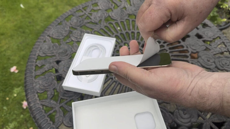 В России появилась схема продажи восстановленных айфонов под видом новых. В этом замешан мессенджер MAX. Наличие белого стикера на дисплее еще не гарантирует, что смартфон в коробке новый. Изображение: appleinsider.com. В России появилась схема продажи восстановленных айфонов под видом новых. В этом замешан мессенджер MAX. Наличие белого стикера на дисплее еще не гарантирует, что смартфон в коробке новый. Изображение: appleinsider.com. Фото.