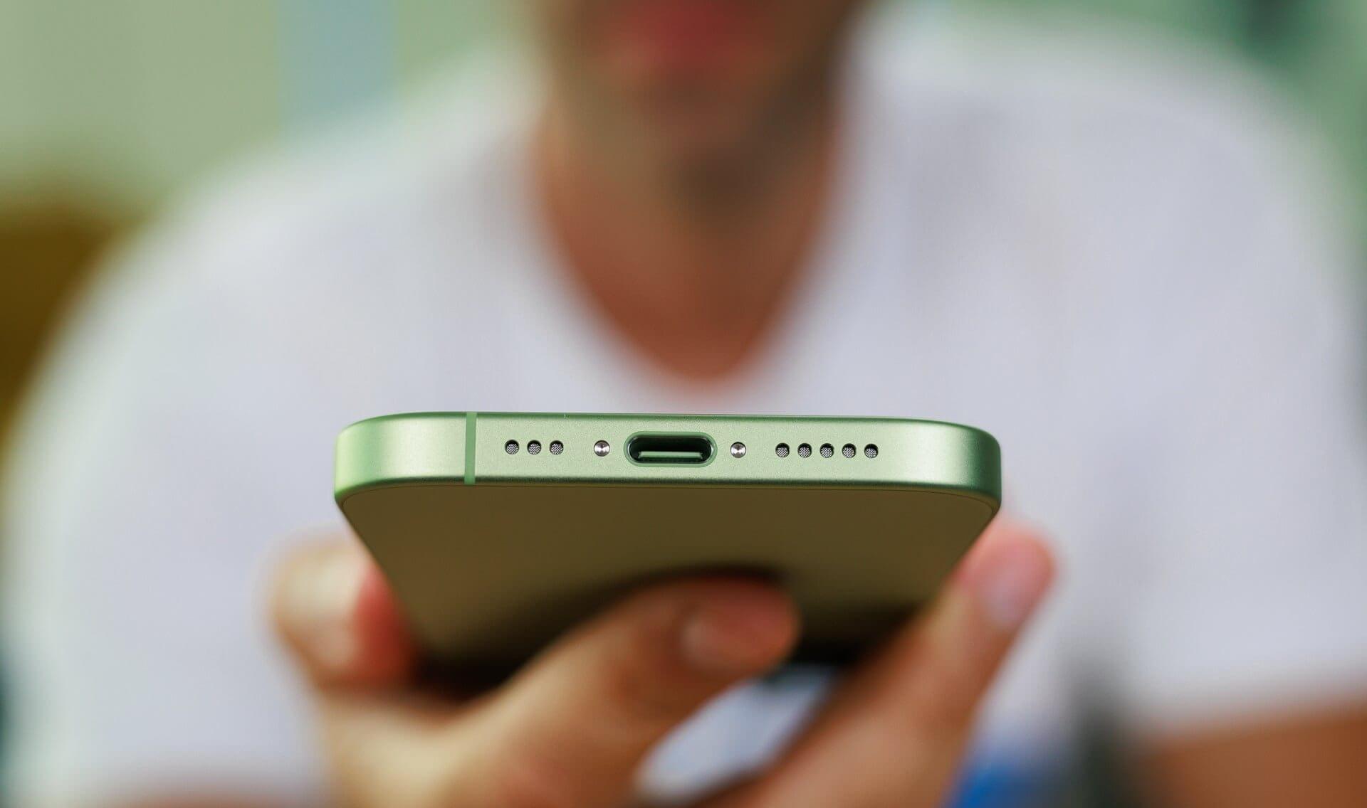 Что можно подключить к iPhone 17 через разъем USB-C. USB-C в iPhone 17 умеет не только заряжать смартфон. Изображение: dgl.ru. Фото.