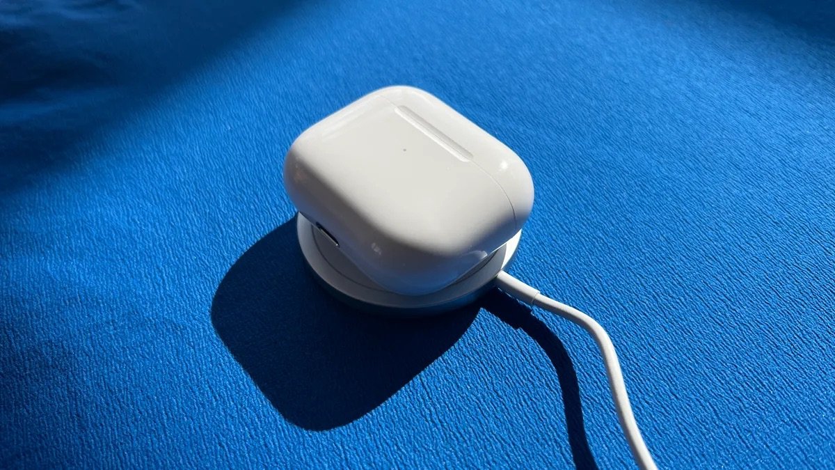 Автономность AirPods Pro 3. Кейс новых наушников нужно будет заряжать чуть чаще. Изображение: cnet.com. Фото.