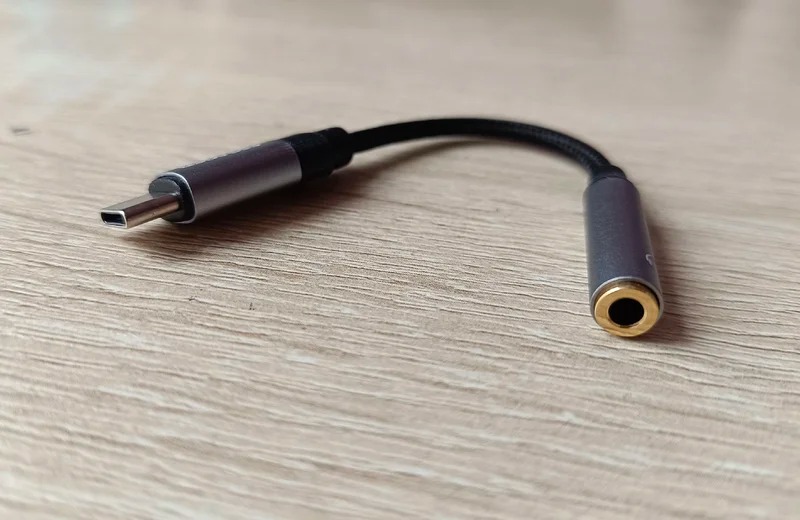 USB-C переходник на наушники. Переходничок откроет вам мир в мир проводных наушников. USB-C переходник на наушники. Переходничок откроет вам мир в мир проводных наушников. Фото.