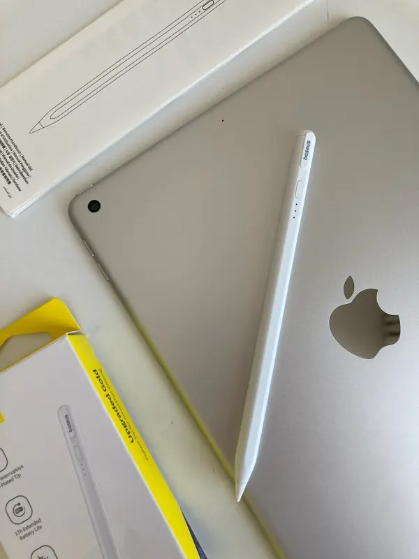 Стилус для iPad. Издалека ничем не отличается от Apple Pencil. Стилус для iPad. Издалека ничем не отличается от Apple Pencil. Фото.