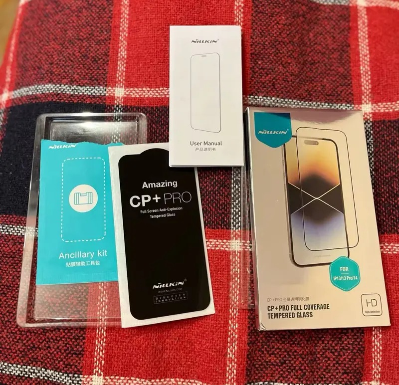 Защитное стекло для айфона. Стекло качественное и надежно защитит экран iPhone. Защитное стекло для айфона. Стекло качественное и надежно защитит экран iPhone. Фото.