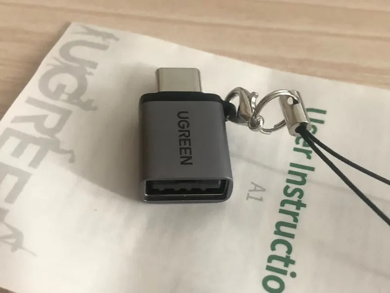 Переходник с Type-C на USB. Компактный переходник, который легко взять с собой. Переходник с Type-C на USB. Компактный переходник, который легко взять с собой. Фото.