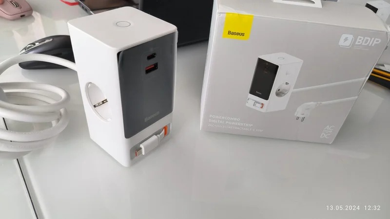 Настольная зарядка для телефона. От одной зарядки можно заряжать все. Настольная зарядка для телефона. От одной зарядки можно заряжать все. Фото.