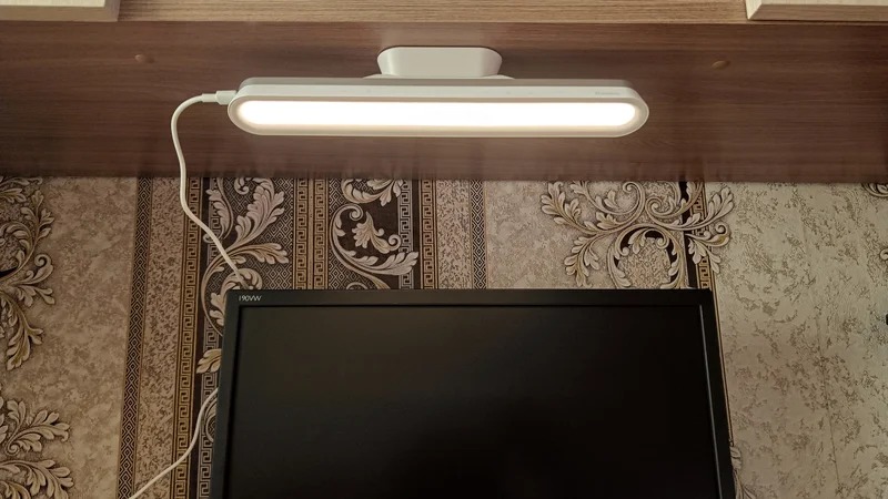 Лампа на магните. Лампу легко можно снять и взять с собой. Лампа на магните. Лампу легко можно снять и взять с собой. Фото.