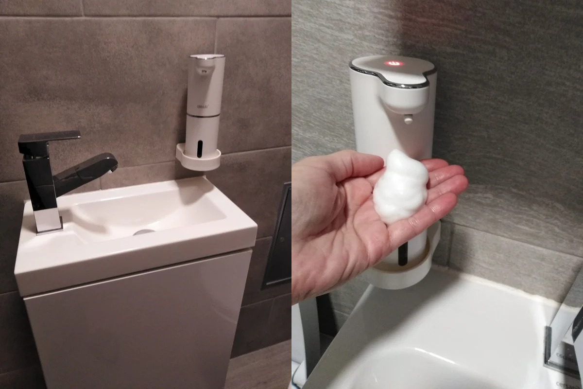 Сенсорный диспенсер для мыла. Поднесите руки, и мыло окажется на них. Сенсорный диспенсер для мыла. Поднесите руки, и мыло окажется на них. Фото.