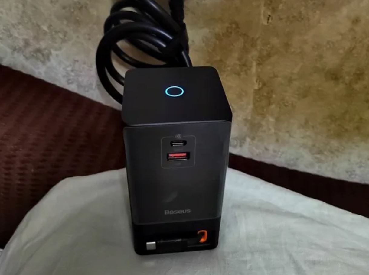 Настольное зарядное устройство. Устройство от Baseus упрощает зарядку и экономит ваше время. Настольное зарядное устройство. Устройство от Baseus упрощает зарядку и экономит ваше время. Фото.