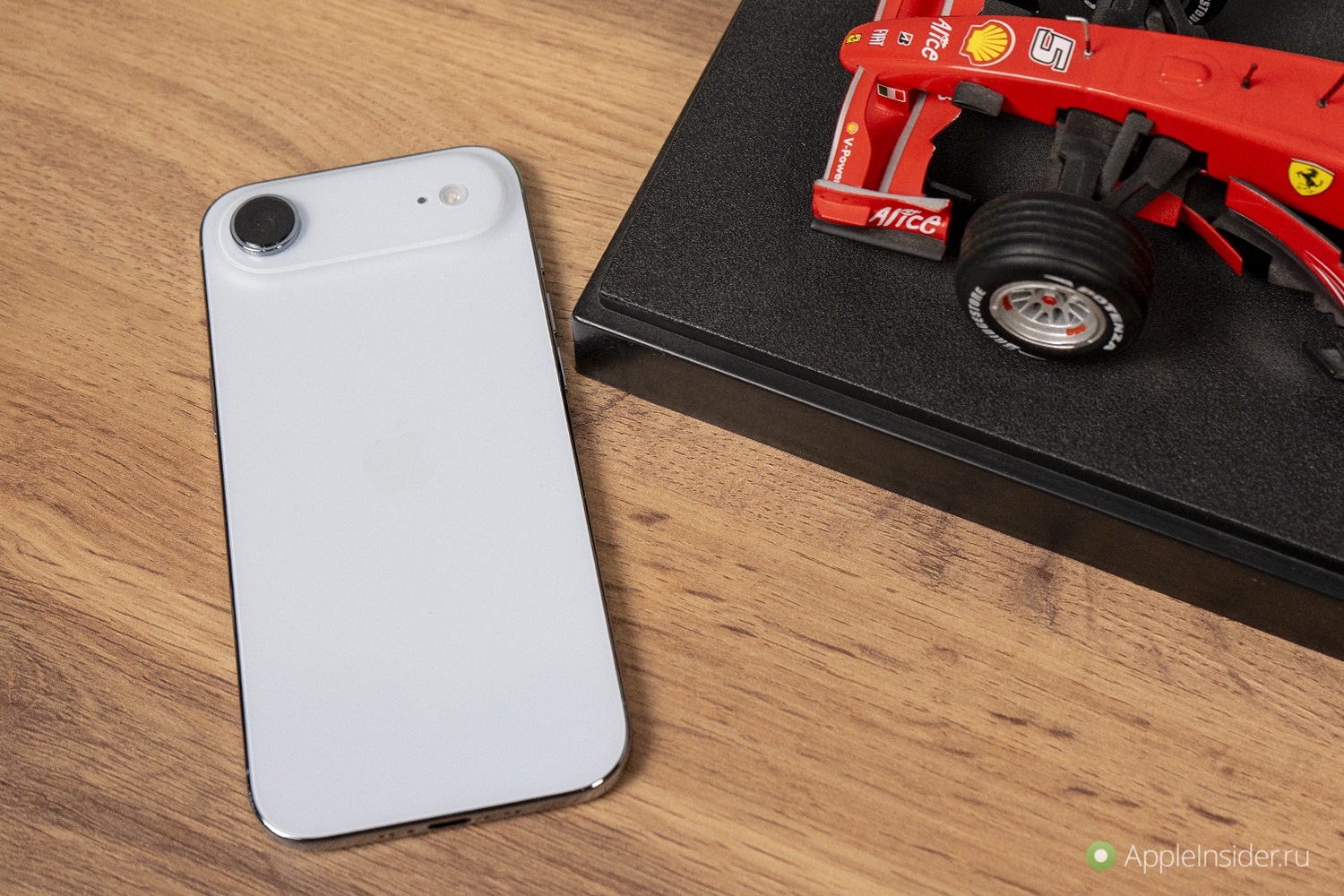 Комплектация iPhone Air. Стеклянный корпус выглядит намного более премиально, чем алюминий. Комплектация iPhone Air. Стеклянный корпус выглядит намного более премиально, чем алюминий. Фото.