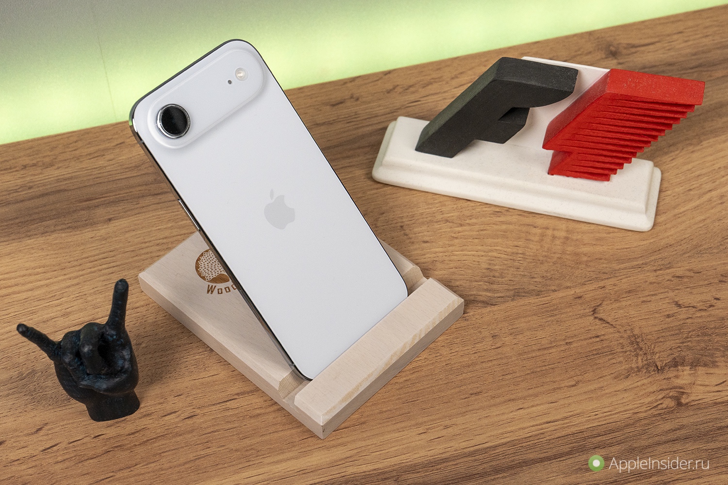 Часто ли надо заряжать тонкий телефон. Несмотря на стеклянный задник и тонкий корпус с охлаждением больших проблем нет. Часто ли надо заряжать тонкий телефон. Несмотря на стеклянный задник и тонкий корпус с охлаждением больших проблем нет. Фото.