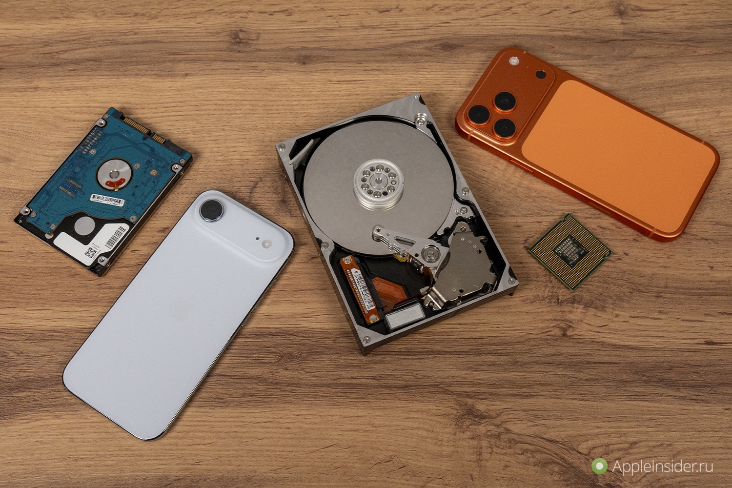 Недостатки тонкого телефона. Со стороны эти два телефона почти не отличаются друг от друг по размерам, но в реальности разница огромна. Недостатки тонкого телефона. Со стороны эти два телефона почти не отличаются друг от друг по размерам, но в реальности разница огромна. Фото.