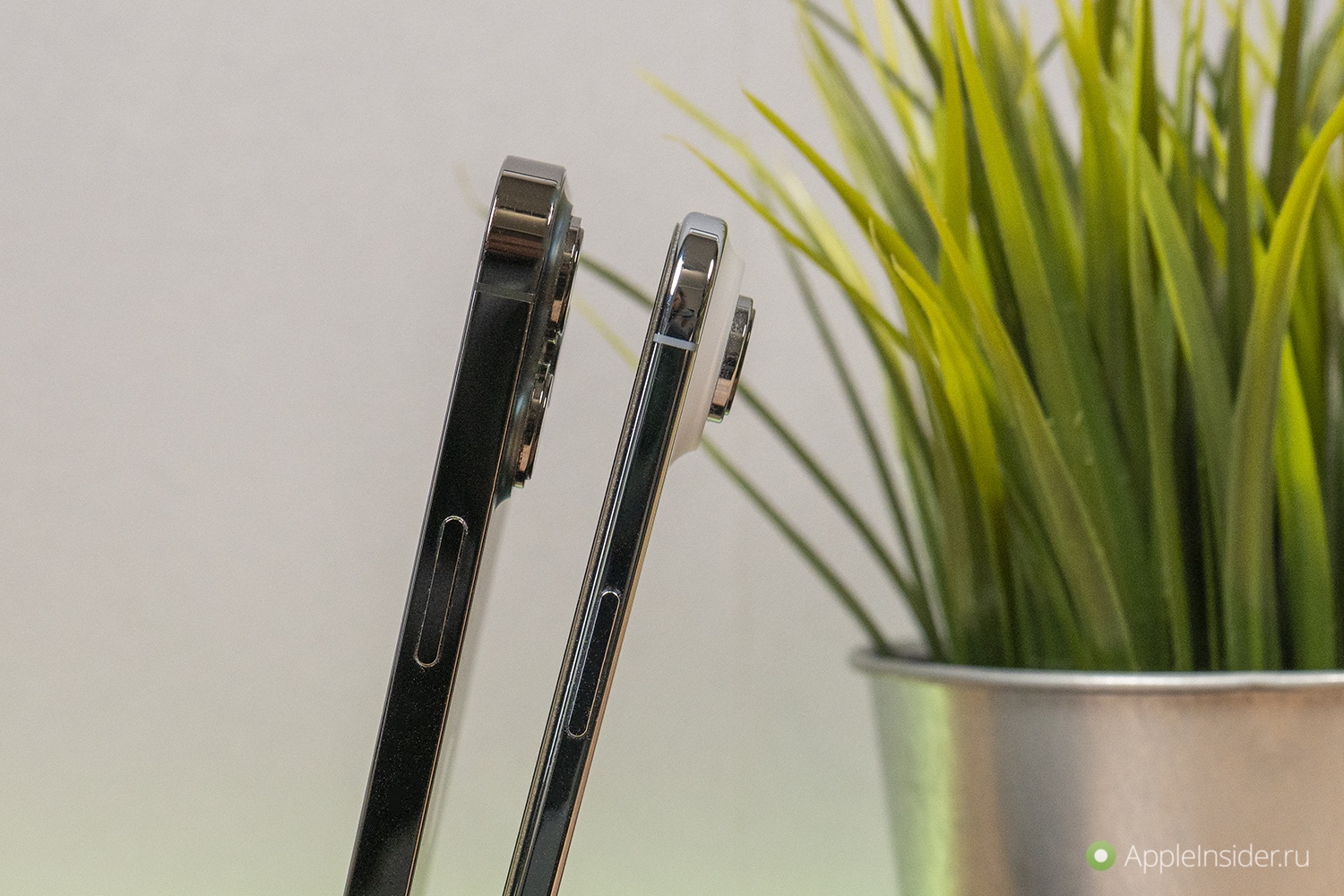 Опыт использования iPhone Air. На фото передать толщину iPhone Air в сравнении с iPhone 13 Pro Max сложно. Но если взять их в руки, все становится понятно сразу. Опыт использования iPhone Air. На фото передать толщину iPhone Air в сравнении с iPhone 13 Pro Max сложно. Но если взять их в руки, все становится понятно сразу. Фото.