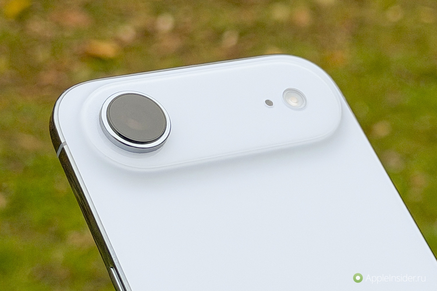 Кому подойдет iPhone Air. Длинный модуль камеры — не только способ уместить все компоненты, но и отличное средство против качания телефона на столе. Кому подойдет iPhone Air. Длинный модуль камеры — не только способ уместить все компоненты, но и отличное средство против качания телефона на столе. Фото.