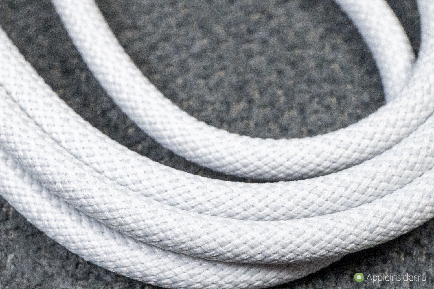 Комплектация iPhone Air. Зарядный кабель в комплекте получил плетеную оплетку. Комплектация iPhone Air. Зарядный кабель в комплекте получил плетеную оплетку. Фото.