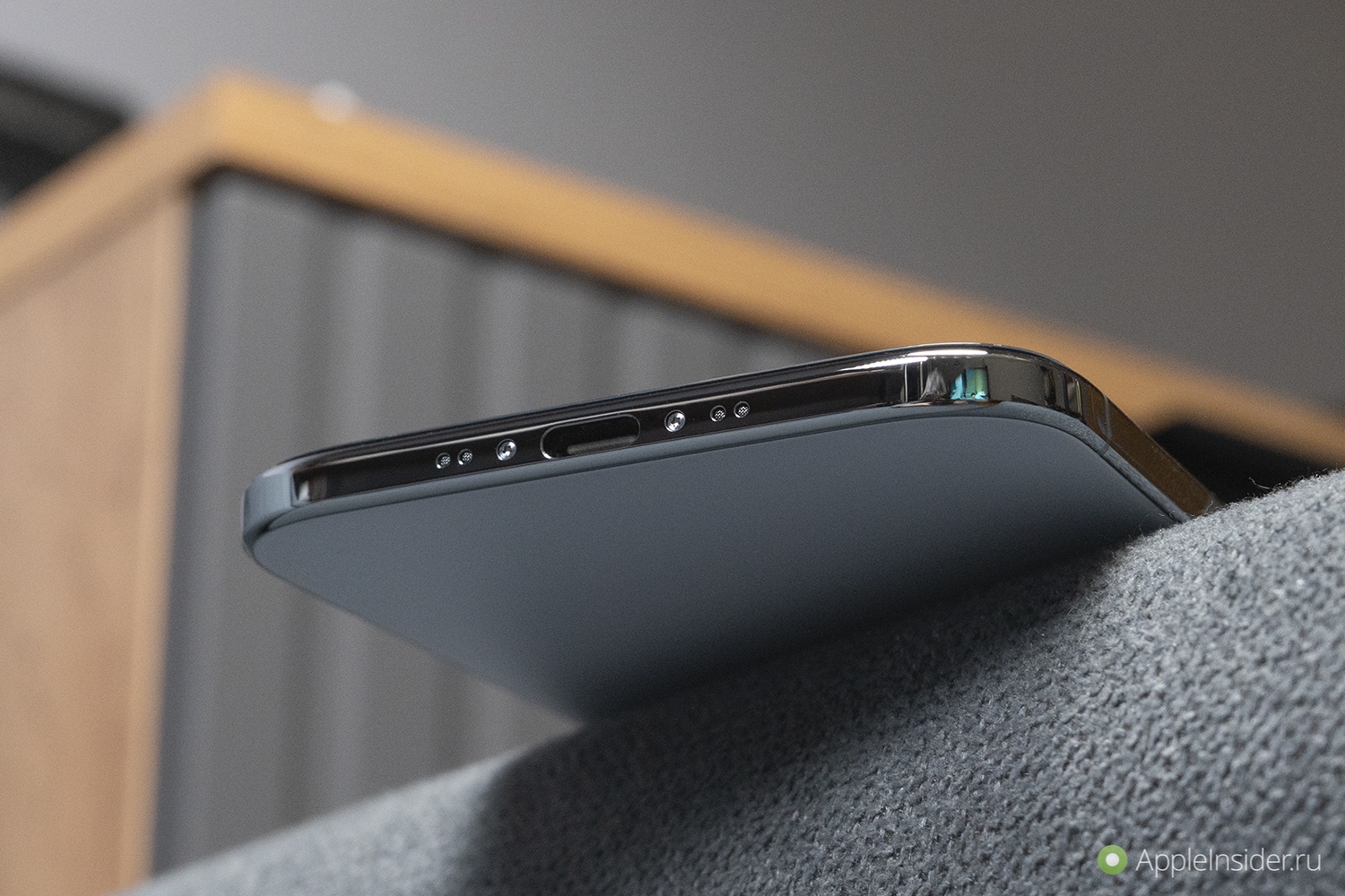 Часто ли надо заряжать тонкий телефон. В тонком корпусе невозможно уместить большой аккумулятор. Часто ли надо заряжать тонкий телефон. В тонком корпусе невозможно уместить большой аккумулятор. Фото.