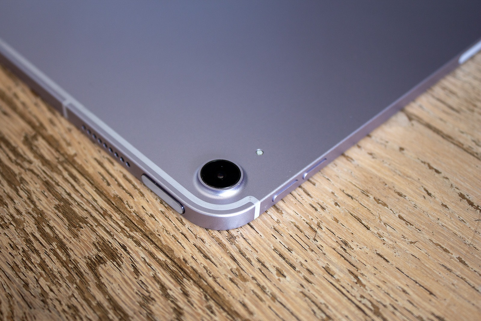 Какой iPad купить в 2025. Одинарная камера в iPad Air, по мне, смотрится лучше, чем в Pro. Кстати, Touch ID встроен в кнопку блокировки. Изображение: thedisconnekt.com. Какой iPad купить в 2025. Одинарная камера в iPad Air, по мне, смотрится лучше, чем в Pro. Кстати, Touch ID встроен в кнопку блокировки. Изображение: thedisconnekt.com. Фото.