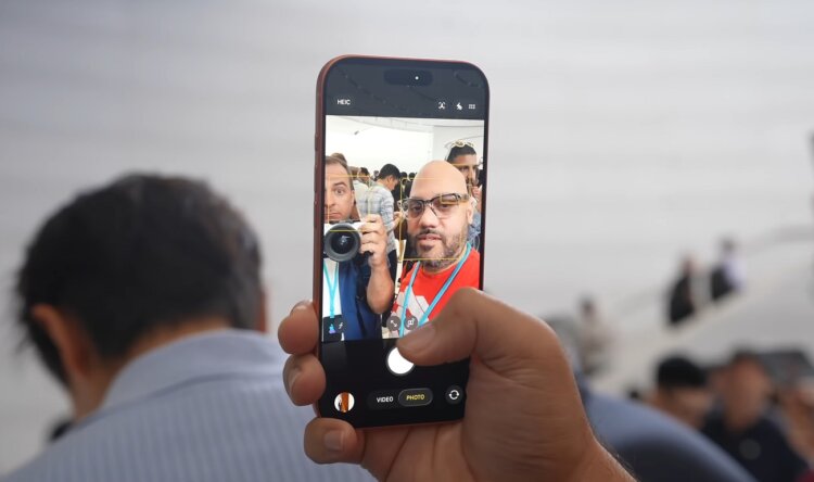Почему iPhone 17 — смартфон с лучшей фронтальной камерой. Фронталку iPhone 17 официально признали лучшей. Изображение: MacRumors. Почему iPhone 17 — смартфон с лучшей фронтальной камерой. Фронталку iPhone 17 официально признали лучшей. Изображение: MacRumors. Фото.