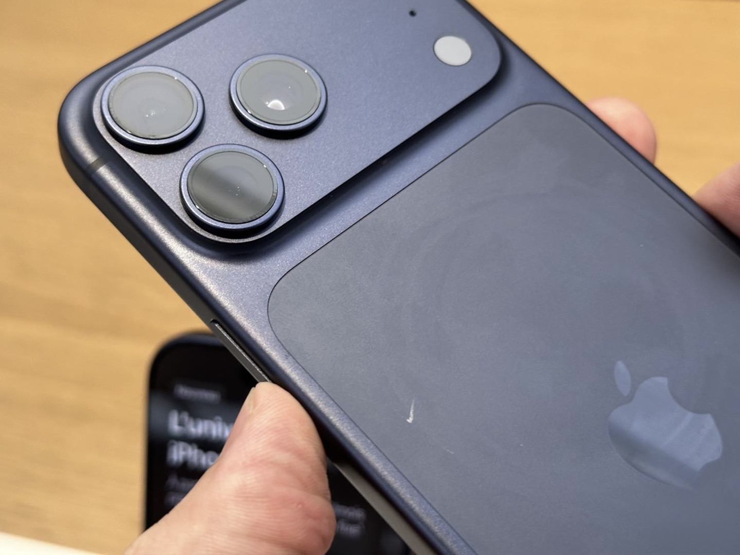Совет от Apple: как убрать мелкие царапины с iPhone 17 Pro и iPhone 17 Pro Max
