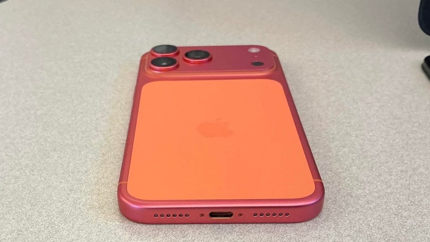 Из-за чего оранжевый iPhone 17 Pro может стать розовым на самом деле