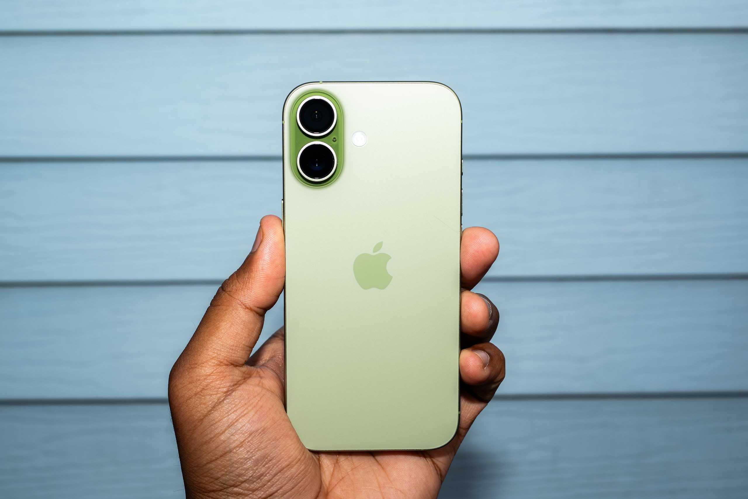 Стало известно, сколько оперативной памяти будет в iPhone 18. Зачем смартфону Apple так много? iPhone 18 выйдет не осенью, как было раньше, а весной 2027. Изображение: wired.com. Стало известно, сколько оперативной памяти будет в iPhone 18. Зачем смартфону Apple так много? iPhone 18 выйдет не осенью, как было раньше, а весной 2027. Изображение: wired.com. Фото.