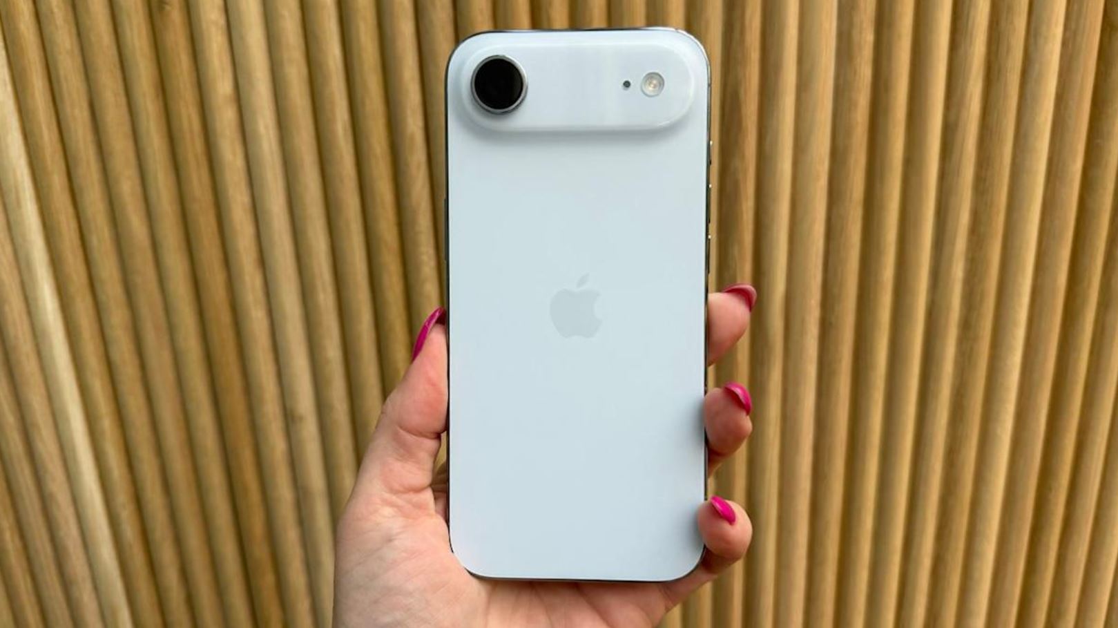 iPhone Air — самый выгодный смартфон Apple в России. Он стоит даже дешевле, чем iPhone 17