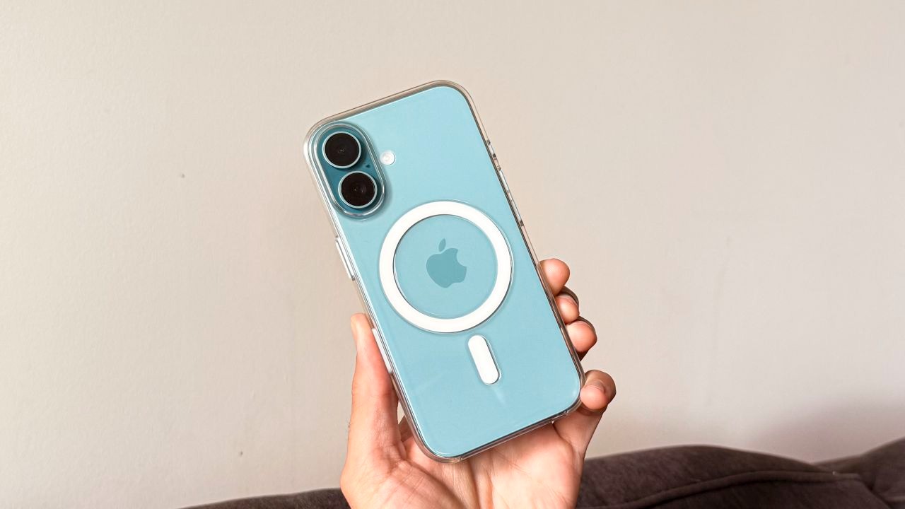Купил классный прозрачный чехол для iPhone, который не желтеет и хорошо защищает от повреждений
