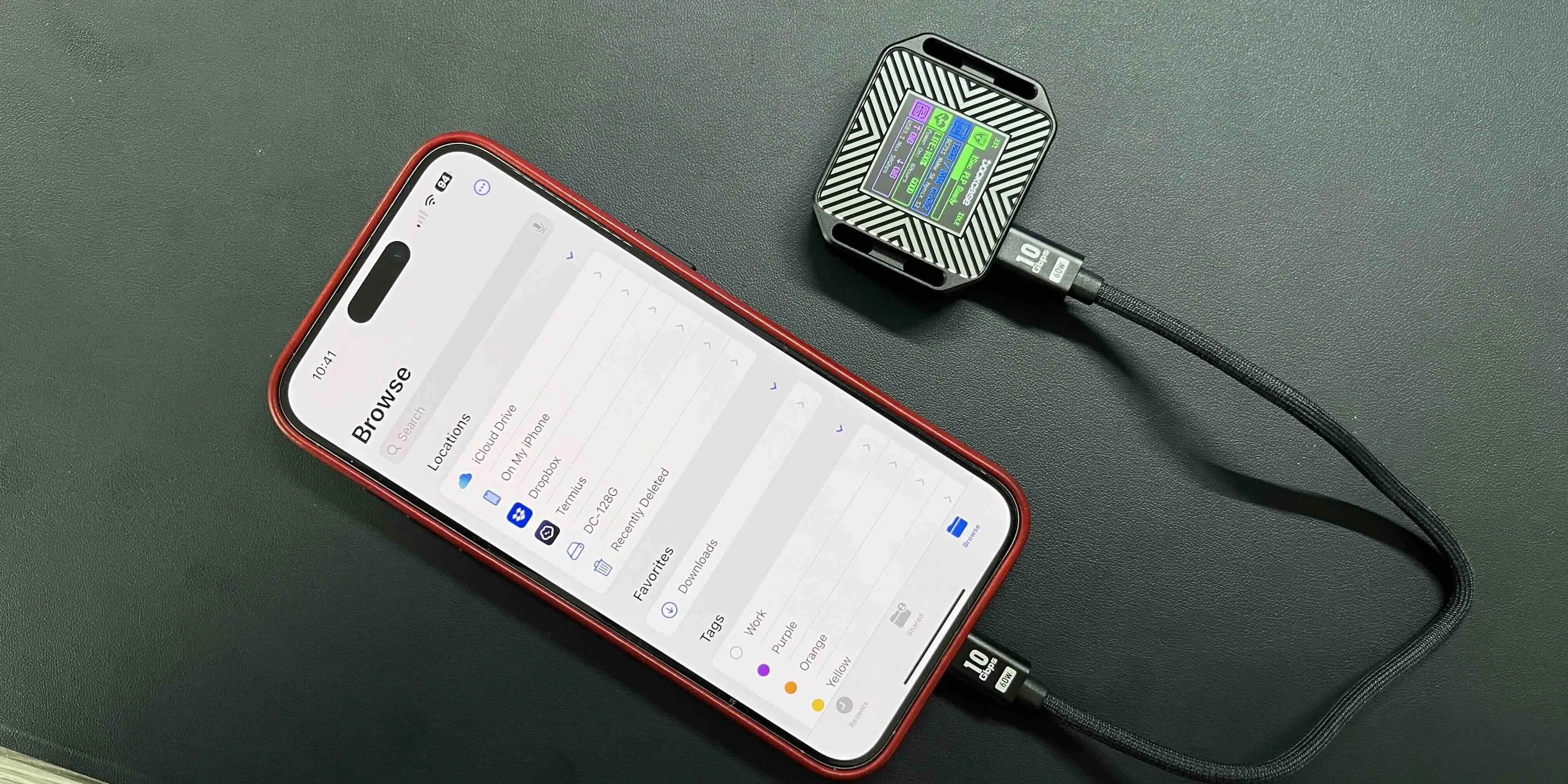 Подборка внешних накопителей для iPhone. Некоторые SSD висят на проводе, а другие крепятся на магните. Изображение: 9to5mac.com. Подборка внешних накопителей для iPhone. Некоторые SSD висят на проводе, а другие крепятся на магните. Изображение: 9to5mac.com. Фото.