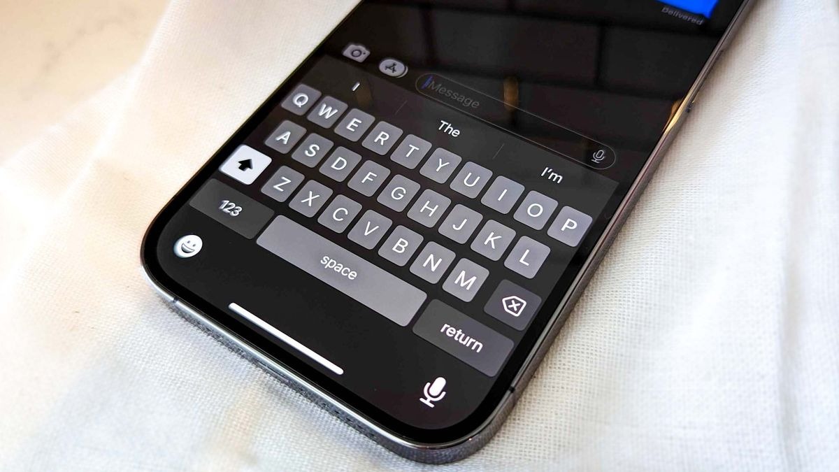 Почему iPhone стал писать сообщения с ошибками: в iOS 26 нашли неприятный баг. После установки iOS 26 может показаться, что вы разучились печатать на клавиатуре iPhone. Изображение: tomsguide.com. Почему iPhone стал писать сообщения с ошибками: в iOS 26 нашли неприятный баг. После установки iOS 26 может показаться, что вы разучились печатать на клавиатуре iPhone. Изображение: tomsguide.com. Фото.