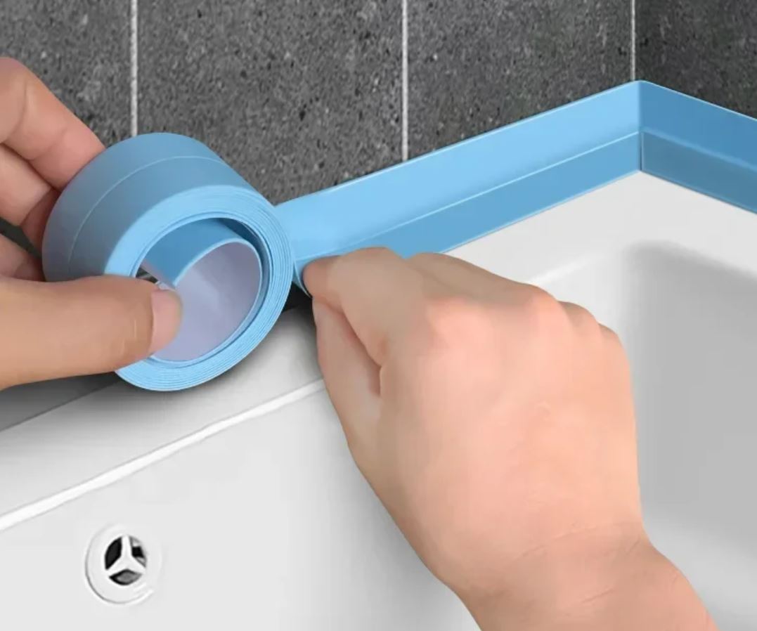 Водостойкая лента для ванной. Лента скрывает разные неровности и защищает от протечек. Водостойкая лента для ванной. Лента скрывает разные неровности и защищает от протечек. Фото.