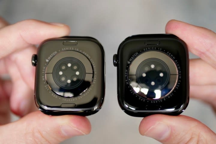 Стоит ли покупать титановые Apple Watch. Цвет алюминия Jet Black (справа) издалека не отличить от титана. Изображение: digitaltrends.com. Стоит ли покупать титановые Apple Watch. Цвет алюминия Jet Black (справа) издалека не отличить от титана. Изображение: digitaltrends.com. Фото.