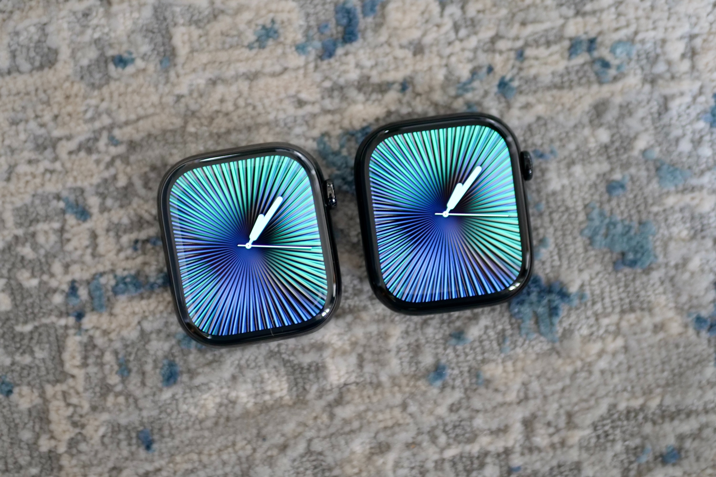 Стоит ли покупать титановые Apple Watch. Экраны одинаковые, отличается лишь защитное стекло. Изображение: digitaltrends.com. Стоит ли покупать титановые Apple Watch. Экраны одинаковые, отличается лишь защитное стекло. Изображение: digitaltrends.com. Фото.
