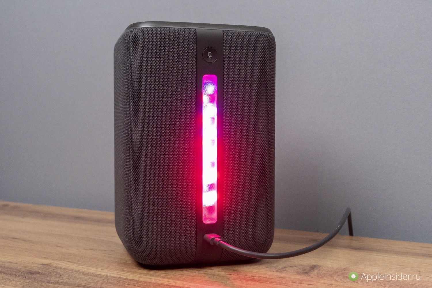 Умная колонка с эмбиент-подсветкой. Задняя часть колонки со светодиодами. Умная колонка с эмбиент-подсветкой. Задняя часть колонки со светодиодами. Фото.