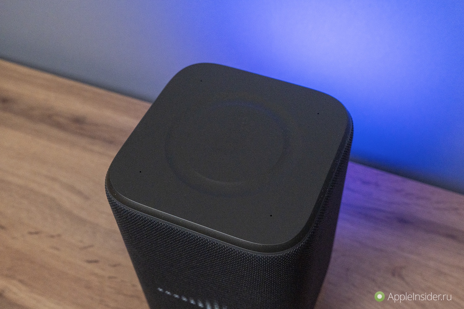 Умная колонка с эмбиент-подсветкой. Подсветку хорошо видно при комнатном освещении. Умная колонка с эмбиент-подсветкой. Подсветку хорошо видно при комнатном освещении. Фото.