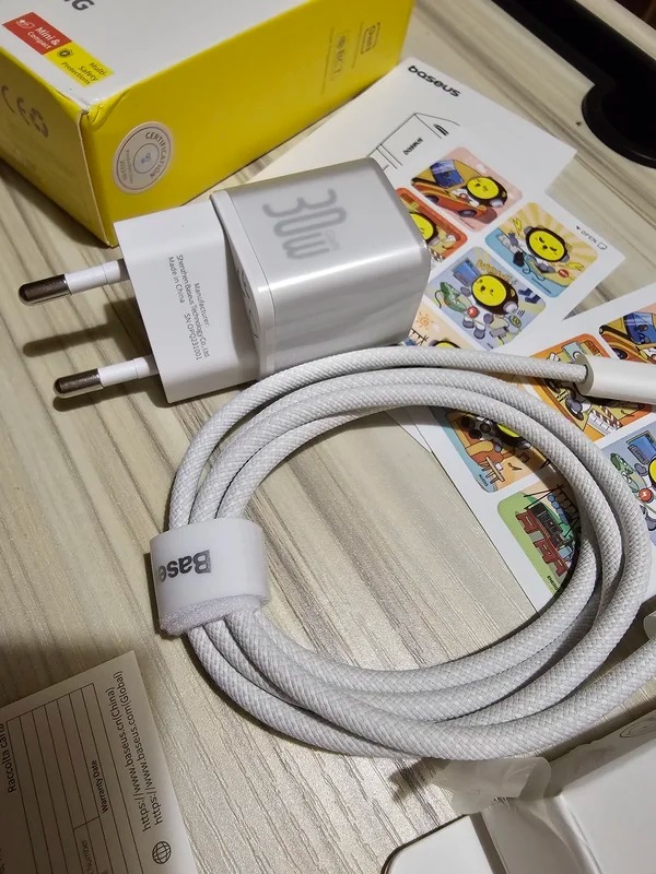 Зарядка для айфона. Можно выбрать комплектацию с кабелем. Зарядка для айфона. Можно выбрать комплектацию с кабелем. Фото.