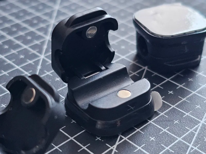 Держатели для кабелей. Держатели закрываются на магнит, и не благодаря этому кабель не выпадает. Держатели для кабелей. Держатели закрываются на магнит, и не благодаря этому кабель не выпадает. Фото.