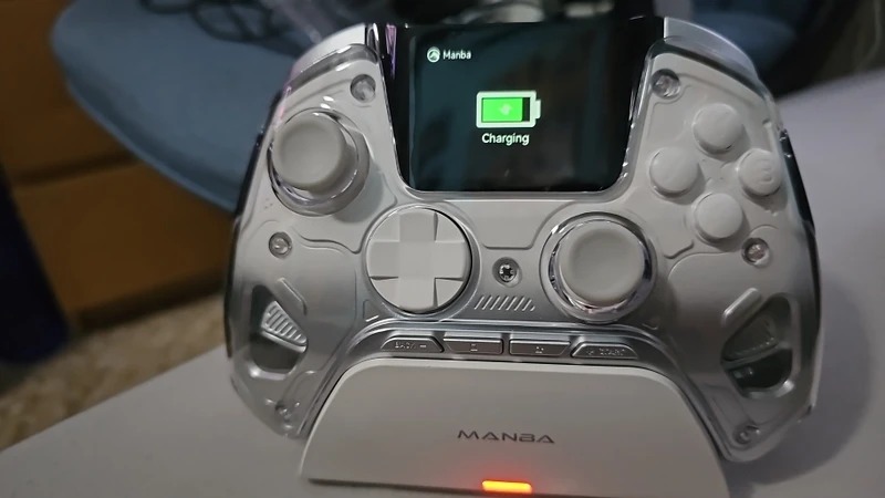 Беспроводной геймпад для всего. Геймпад выглядит очень стильно и современно. Беспроводной геймпад для всего. Геймпад выглядит очень стильно и современно. Фото.