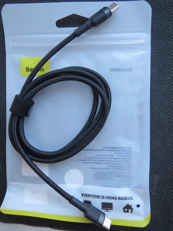Провод USB-C. Кабель защищен тканевой оплеткой. Фото.