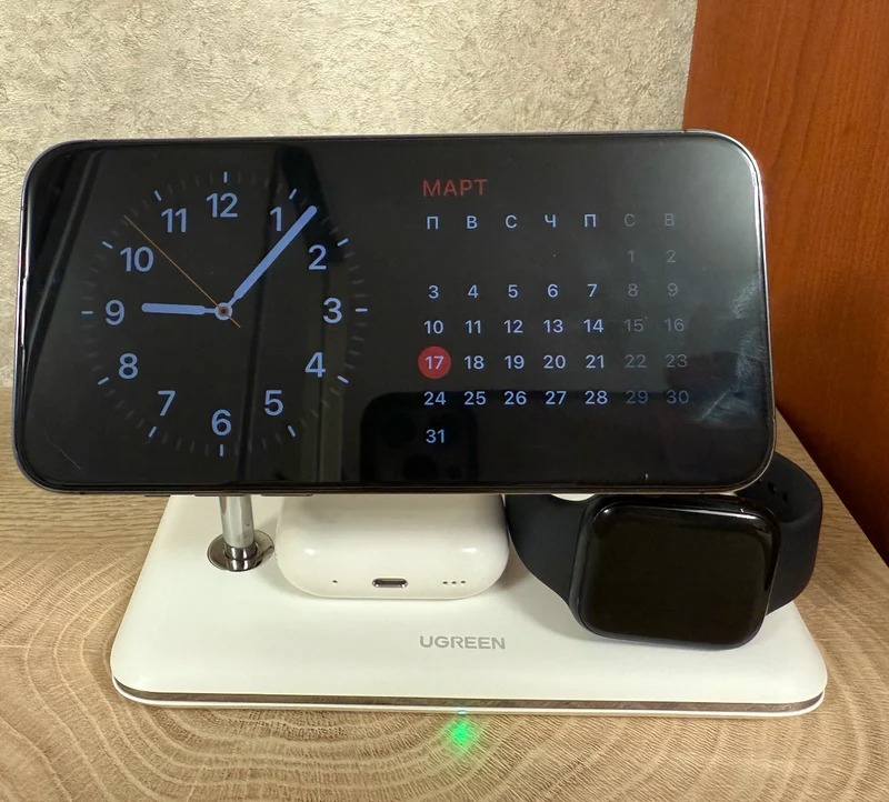 Зарядная док-станция для iPhone. Док может заряжать три устройства разом. Фото.
