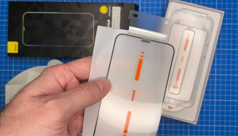 Защитное стекло для айфона. Такое стекло вы точно сможете наклеить сами. Фото.