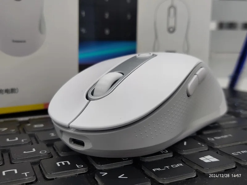 Беспроводная мышь с Bluetooth. Мышь можно подключить через Bluetooth или адаптер 2.4G. Фото.