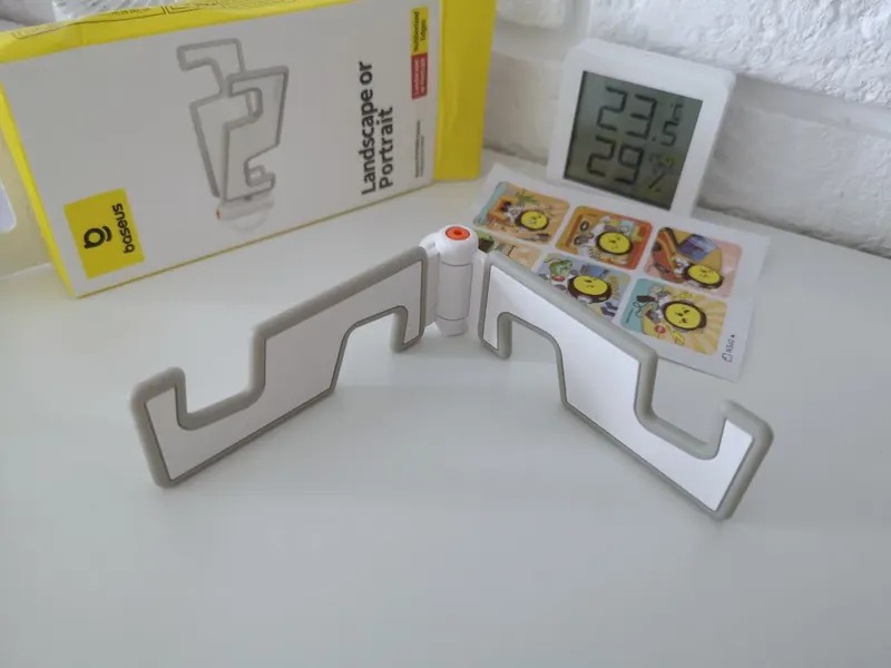 Подставка для смартфона. Подставку можно взять с собой в дорогу. Фото.