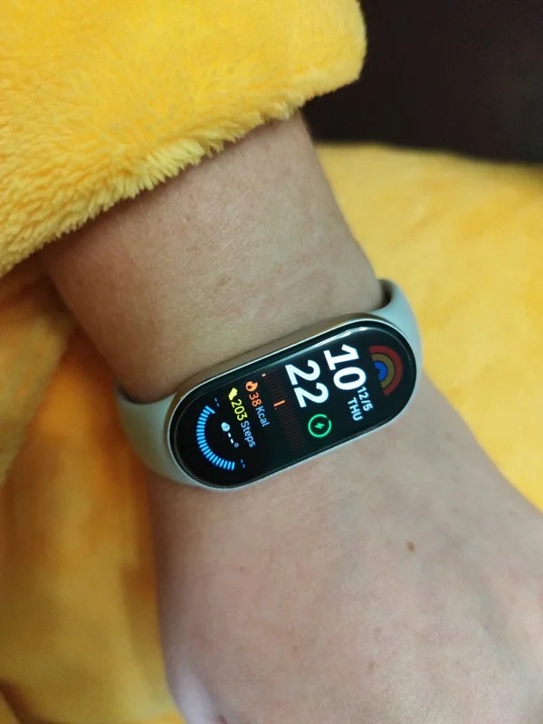 Фитнес-браслет Xiaomi Band 9. Отличный вариант для тех, кто хочет попробовать, что такое умные часы. Фото.