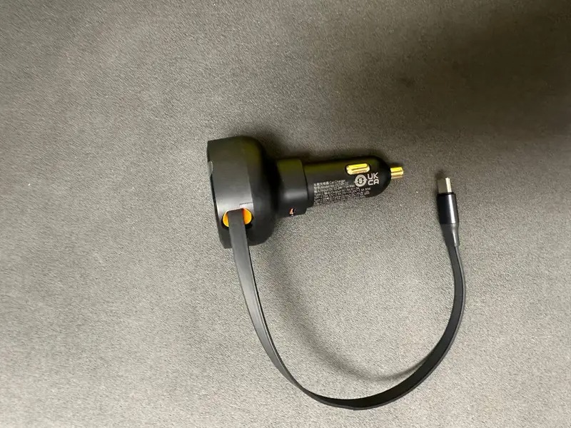 Автомобильное зарядное устройство. Отличный вариант для авто со складываемым кабелем. Фото.