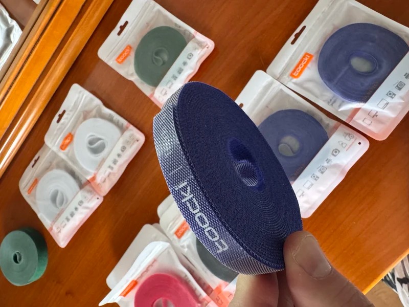 Многоразовые нейлоновые стяжки. В рулоне несколько метров, которые можно нарезать на маленькие куски. Фото.