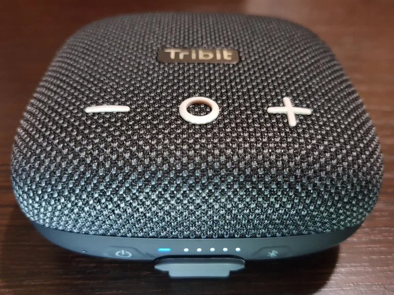 Портативная Bluetooth колонка. Колонка маленькая, и ее легко взять с собой. Фото.