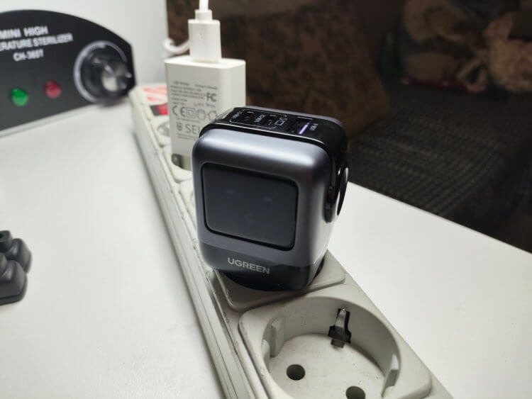 Зарядка для айфона. Классная зарядка. Пользуюсь такой уже полтора года. Фото.