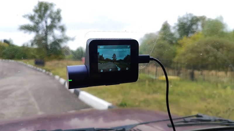 Видеорегистратор 70mai. Видеорегистратор компактный и практически не занимает место на лобовом стекле. Фото.