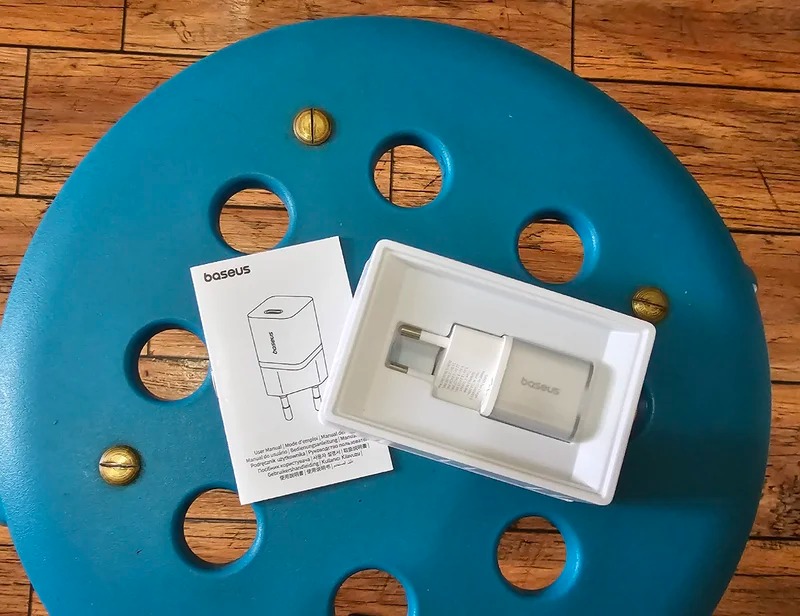 Зарядка для айфона. Такую компактную зарядку легко взять с собой. Зарядка для айфона. Такую компактную зарядку легко взять с собой. Фото.